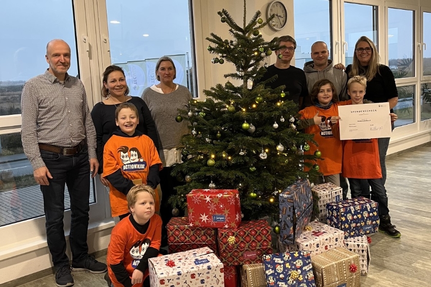 Tolle Weihnachtsgeschenke an hilfsbedürftige Kinder, verpackt von den Action!Kidz