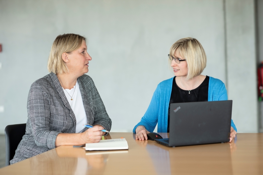 Zusammen mit unserer QM- Leiterin Kati Reinke ist Annett Bold momentan dabei, ein Qualitätsmanagement-System für das neue Werk aufzubauen