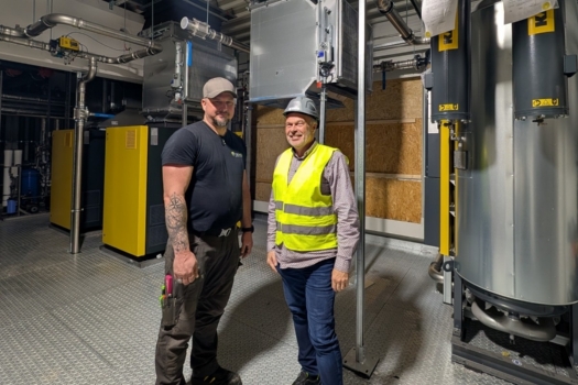 Foto: Stefanie Daug Sören Hintze (l.) und Ingo Schawe vom Facility-Management-Team auf der Technikbühne