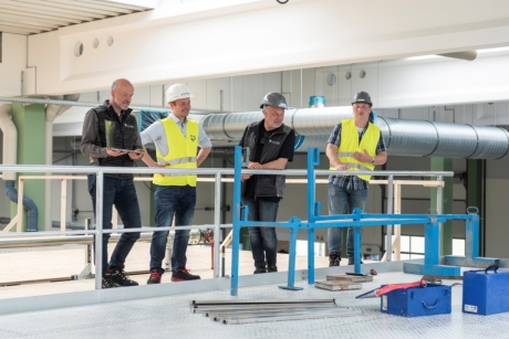 Foto: Jörn Lehmann Die Freude über die Anlieferung der ersten Maschine ist groß.